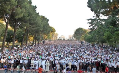 Mijëra besimtarë falin Filtër Bajramit në bulevardin “Dëshmorët e Kombit”