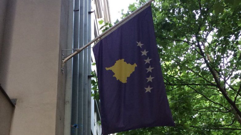 Në nderim të Fadil Vokrrit, flamuri i Kosovës në Berlin në gjysmështizë (Foto)