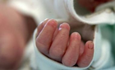 Mrekulli “1 në 50 milionë”, foshnja lind 11 javë pas binjakes