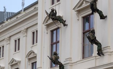 Si të shpëtoni jetë njerëzish: Trupat gjermane tregojnë taktikat e tyre për shpëtimin e pengjeve (Foto/Video)