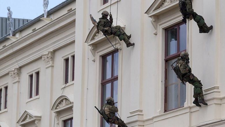 Si të shpëtoni jetë njerëzish: Trupat gjermane tregojnë taktikat e tyre për shpëtimin e pengjeve (Foto/Video)