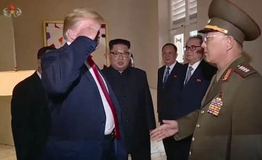 Koreanoveriorët për herë të parë shohin pamjet e samitit - supozohet se Trump shkeli protokollin kur përshëndeti gjeneralin e Kim Jong-un! (Video)