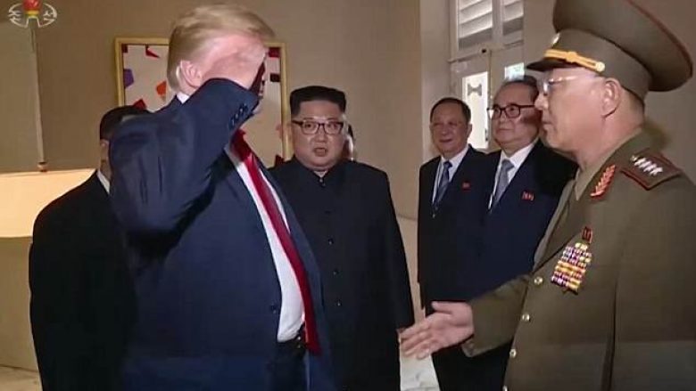 Koreanoveriorët për herë të parë shohin pamjet e samitit – supozohet se Trump shkeli protokollin kur përshëndeti gjeneralin e Kim Jong-un! (Video)
