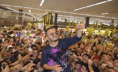 Në pritje për foto dhe autografe – Gjiko bllokon supermarketin në Prizren për shkak të numrit të madh të fansave