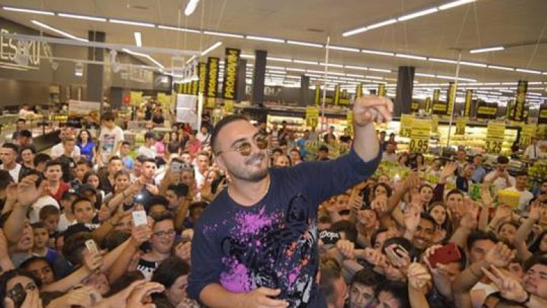 Në pritje për foto dhe autografe – Gjiko bllokon supermarketin në Prizren për shkak të numrit të madh të fansave