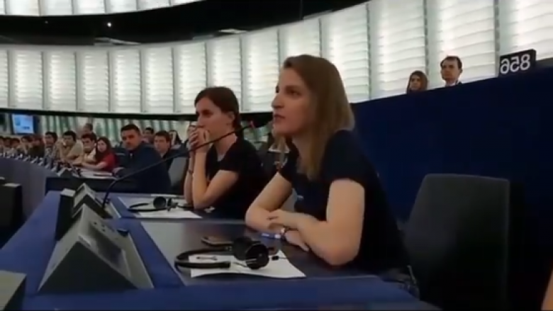 Arta Mehana prezanton Kosovën para 8 mijë të rinjve në Parlamentin Evropian