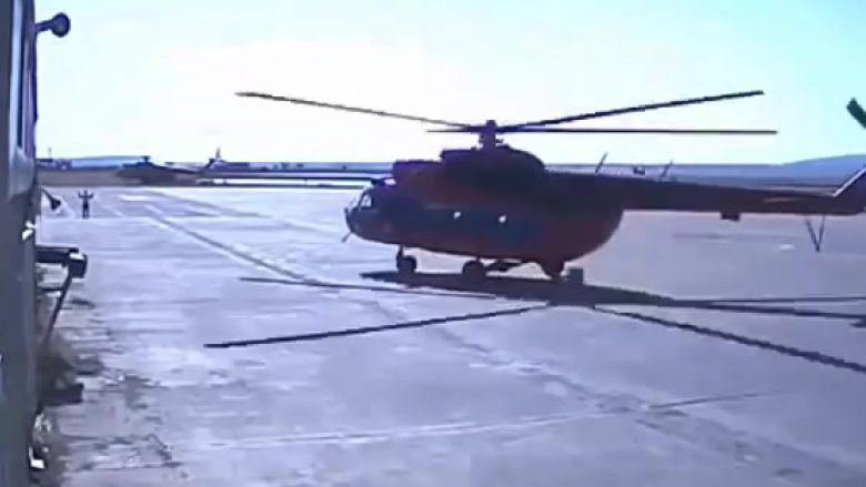 E kishin ngarkuar së tepërmi, helikopteri nuk mundi të ngrihej – përplaset për një ndërtesë (Video)