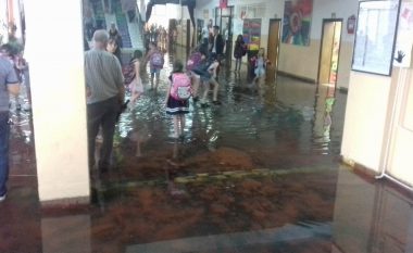 Shkolla “Ismail Qemali”, vërshohet nga uji pas reshjeve të shiut në Prishtinë