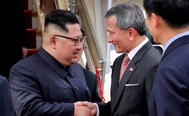 Kim Jong-Un mbërrin në Singapor për takimin me Donald Trumpin