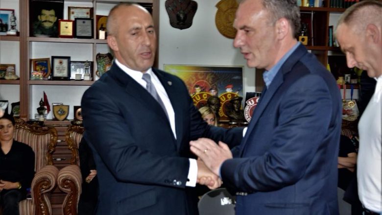 Limaj viziton për ngushëllime familjen Haradinaj (Foto)
