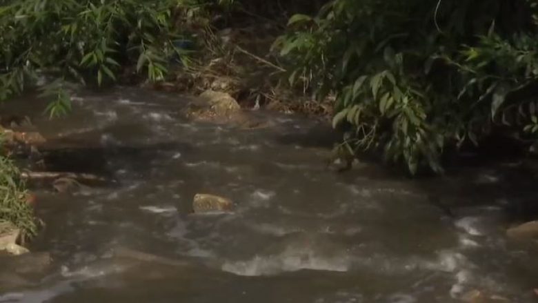 Ujërat e zeza paraqesin rrezik epidemie në lagjen Kalabria të Prishtinës (Video)