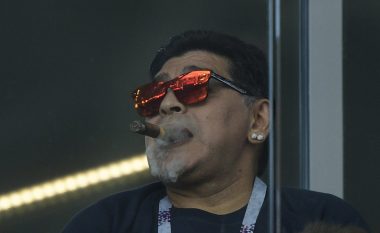 Maradona kërkon falje për ndezjen e cigares: Ishte një ditë e vështirë për argjentinasit, nuk e dija se është e ndaluar tymosja