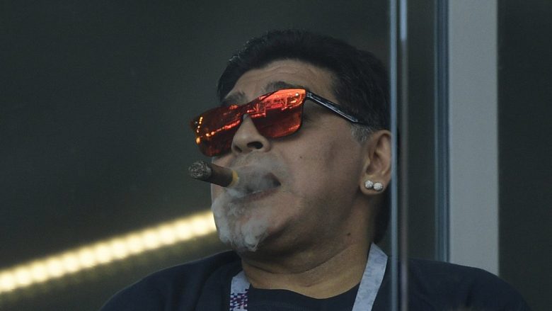 Maradona kërkon falje për ndezjen e cigares: Ishte një ditë e vështirë për argjentinasit, nuk e dija se është e ndaluar tymosja