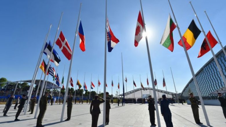 NATO do ta përdor “gjuhën maqedonase” pasi të mbarojë procesi i marrëveshjes së Prespës