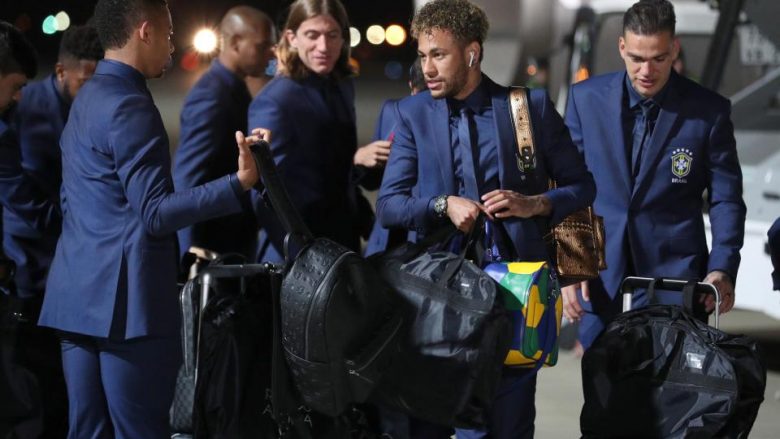 Neymar me çantë të personalizuar prej arit
