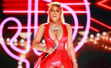 Nicki Minaj ‘e nxehtë’ në të kuqe, prek pjesët intime gjatë perfomancës në “BET Awards”