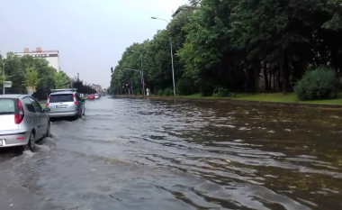 Rrugët e bulevardit “Aradhat Partizane” të mbushura me ujë