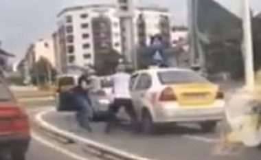 Përleshja interesante në Shkup mes dy vozitësve që ishin përplasur me vetura (Video)