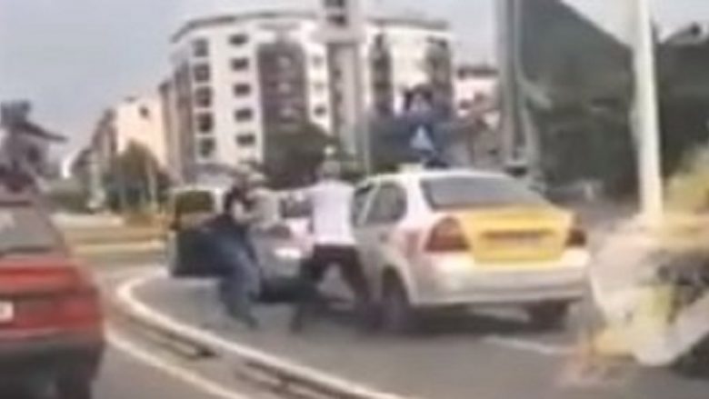 Përleshja interesante në Shkup mes dy vozitësve që ishin përplasur me vetura (Video)