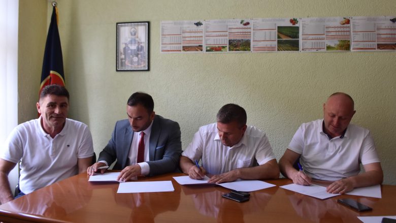 Komuna e Podujevës dhe USAID-i nëshkruajnë Marrëveshjen për kultivimin e dredhëzës industriale dhe bimëve mjekuese