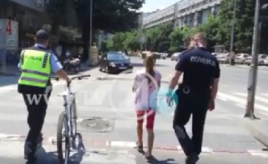 Policët heronj të ditës në Shkup, ndihmojnë vajzën ta gjej prindin (Video)