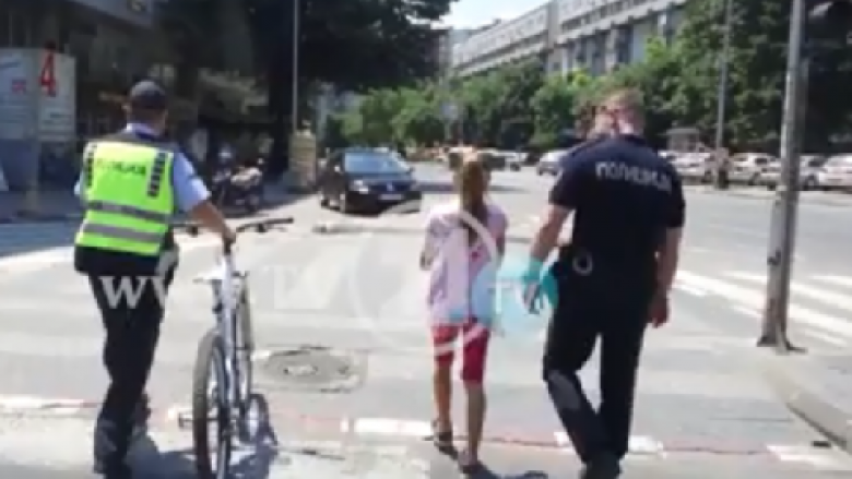 Policët heronj të ditës në Shkup, ndihmojnë vajzën ta gjej prindin (Video)