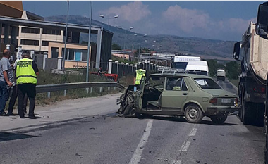 Aksident në rrugën Prilep-Shkup, përplasen një makinë dhe kamion (Foto)