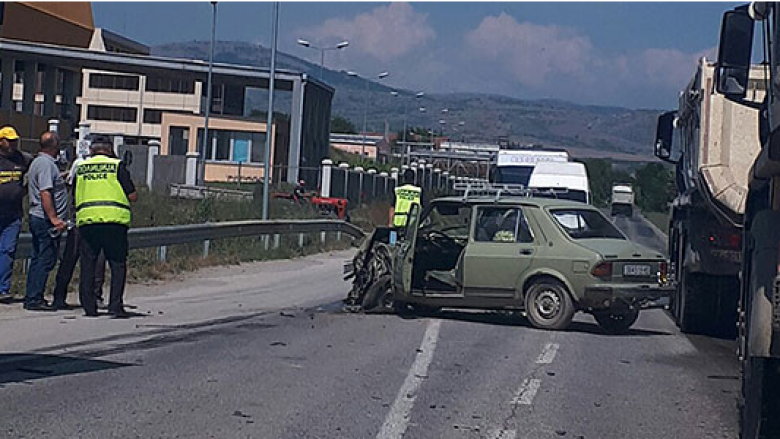 Aksident në rrugën Prilep-Shkup, përplasen një makinë dhe kamion (Foto)