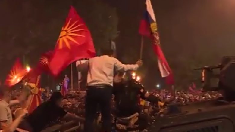 Shtatë policë të lënduar dhe 25 persona të arrestuar në protestat e mbrëmshme në Shkup