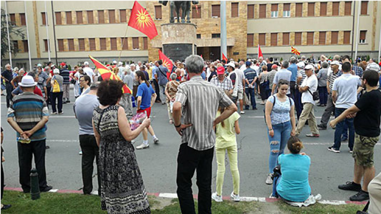 Filloi protesta: Grup moshat e vjetra u erdhën të parët “maqedonasve të rijnë” (Video)