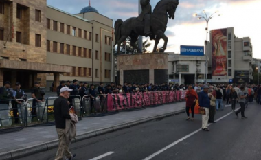 Protestë kundër marrëveshjes për emrin në qendrën e Shkupit