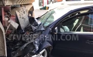 Përplaset një veturë me një kamionë – në brendi të “Golfit V” ndodhej nënkryetari i Prizrenit (Video)