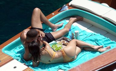 Pushimet ‘e nxehta’ të Kourtney Kardashianit me të dashurin 14 vjet më të vogël, në brigjet e Italisë