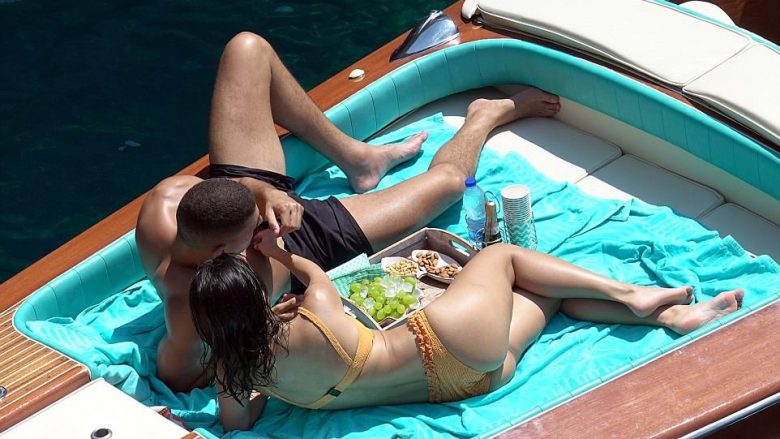 Pushimet ‘e nxehta’ të Kourtney Kardashianit me të dashurin 14 vjet më të vogël, në brigjet e Italisë