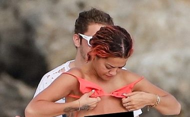Rita Ora fotografohet ‘topless’ në krahët e të dashurit në pushime (Foto, +18)