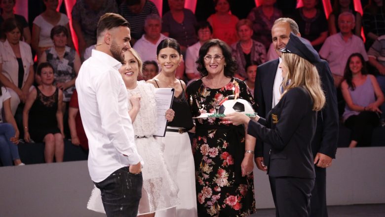 Armando Sadiku dhuron mijëra euro për bamirësi dhe feston ditëlindjen me familjen dhe të fejuarën në studio