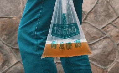 Ata nuk përdorin shishe e as kanaçe – në një vend në Kinë pijet shiten me qese! (Foto)
