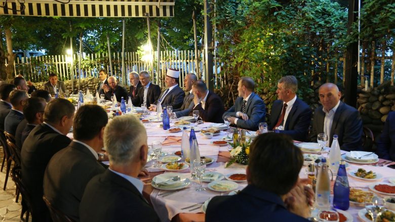 Haradinaj shtron iftar për krerët e BIK-ut, thotë se muaji i Ramazanit duhet të shërbej në forcimin e zemërgjerësisë