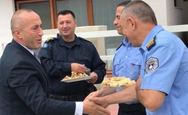 Haradinaj solidarizohet me policët në detyrë, u shërben byrekë për Bajram (Foto)