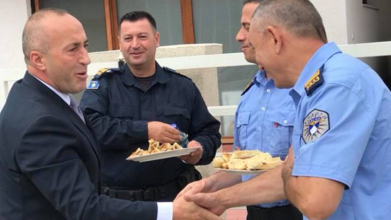 Haradinaj solidarizohet me policët në detyrë, u shërben byrekë për Bajram (Foto)