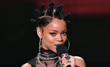 Si t’i kapësh flokët njësoj si Rihanna, në pak minuta! (Foto)