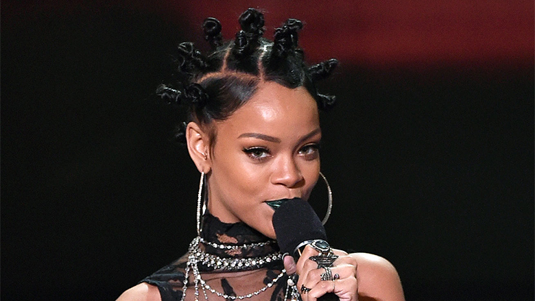 Si t’i kapësh flokët njësoj si Rihanna, në pak minuta! (Foto)
