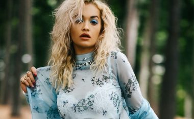 Rita Ora duket bukur dhe tërheqëse me fustan transparent