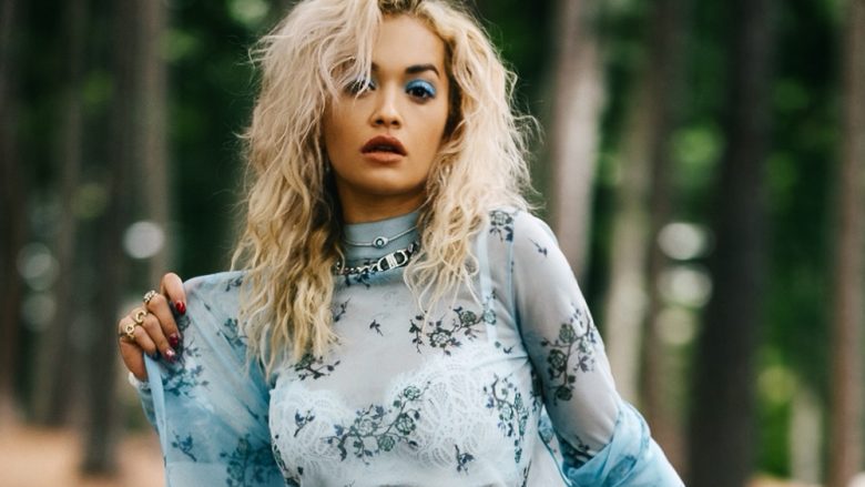 Rita Ora duket bukur dhe tërheqëse me fustan transparent