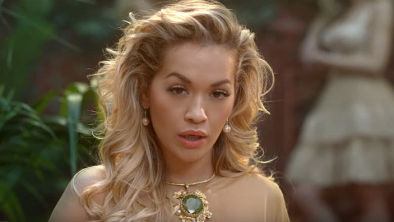 Vetëm me bluzë të bardhë – Rita Ora ngrit temperaturat me imazhet e fundit