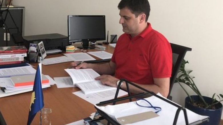 Flet ambasadori i Kosovës, që midis Beogradit mban në zyrë fotografinë e Thaçit dhe flamurin e Kosovës