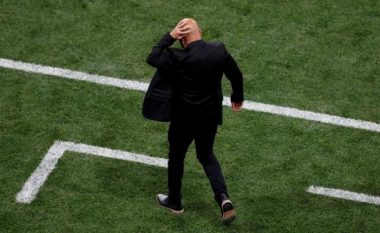 Trajneri i Argjentinës goditet nga një shishe prej tribunave
