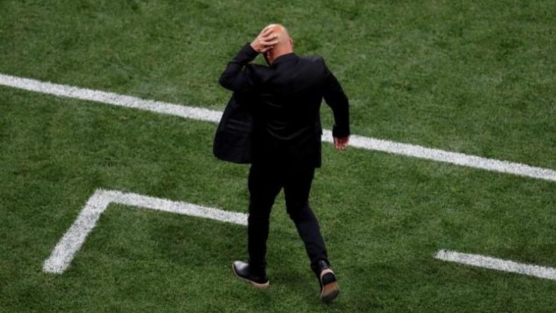 Trajneri i Argjentinës goditet nga një shishe prej tribunave