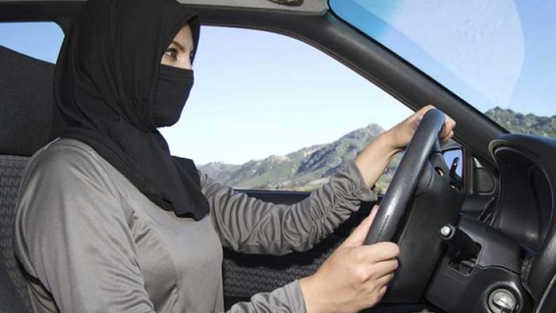 Arabi Saudite, femrat lejohen zyrtarisht të ngasin vetura