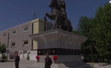 Kush janë “rojat private” të shtatores së Skënderbeut? (Video)